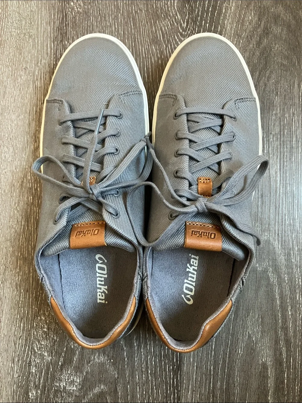 OluKai Lae'ahi Li    Gray Lace-Up Sneakers with Tan Accent